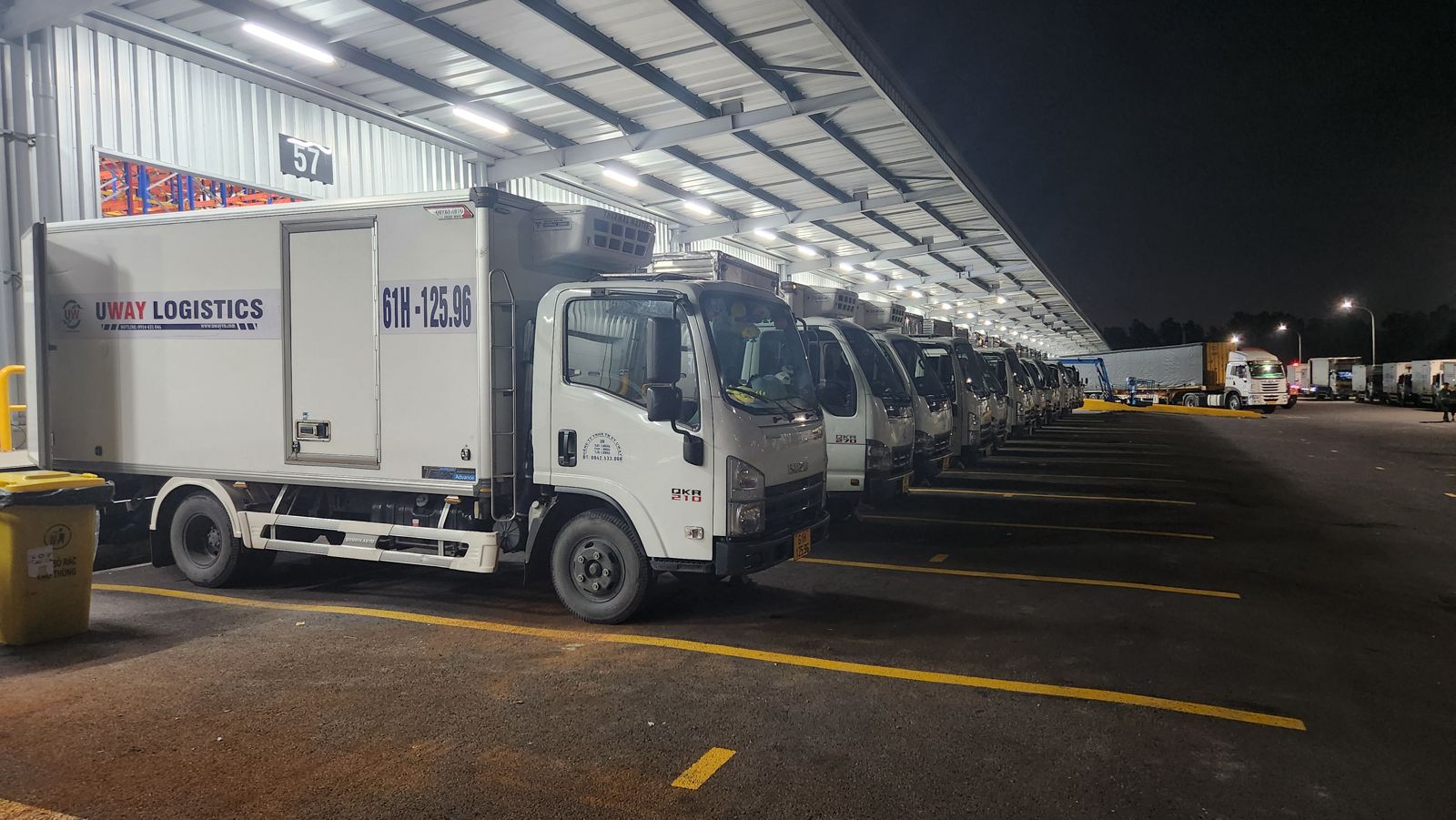 Xe UWAY vận hành ban đêm tại trung tâm phân phối
