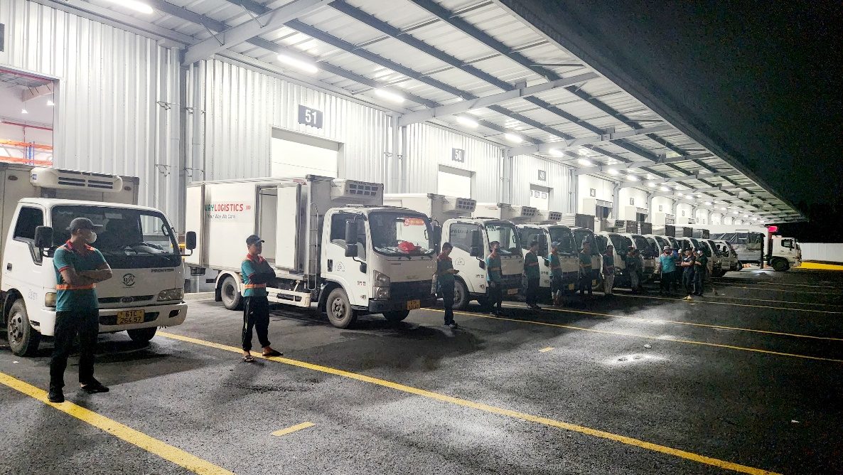 Xe tải tại dock kho